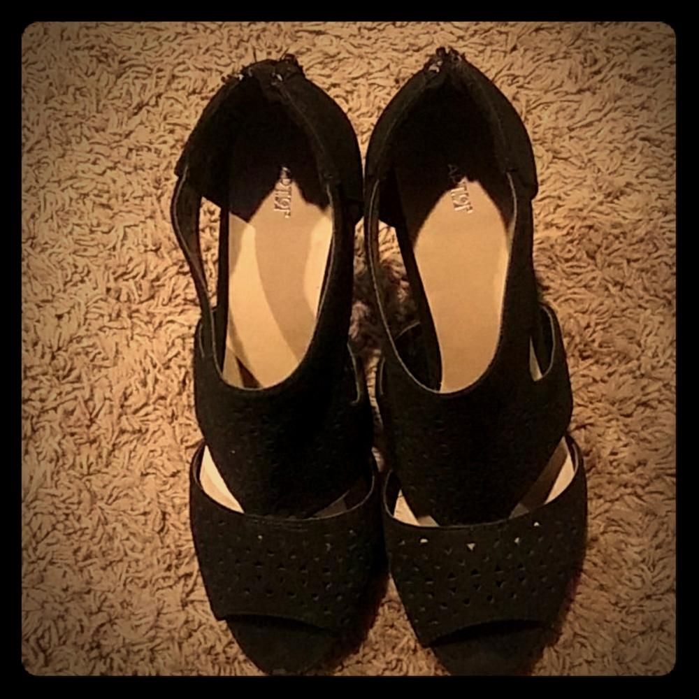 APT.9 heels black
